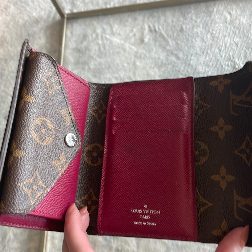 Louis Vuitton Epi Monogram Marie-Lou Compact Wallet ‘Fuchsia’ - Picture 4 of 12